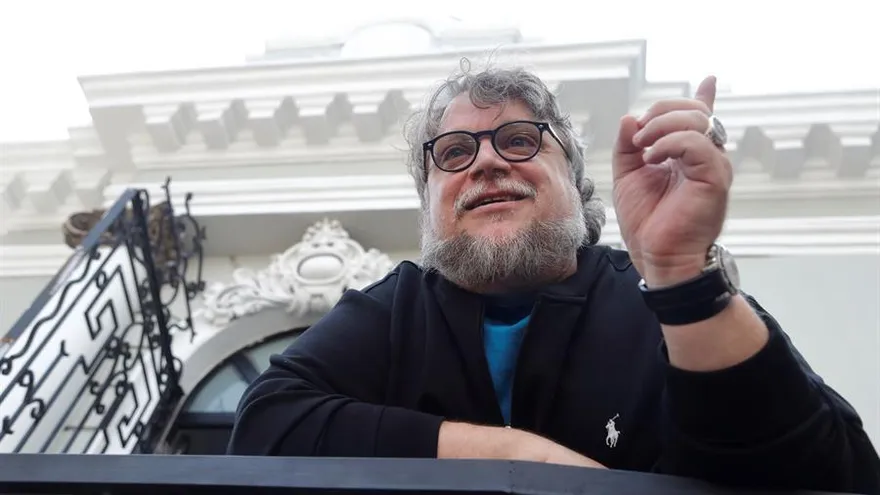 El cineasta mexicano Guillermo del Toro posa después de acudir a ultimar detalles de su exposición ""En Casa con mis Monstruos"", la cual fue inaugurada el 31 de mayo de 2019 en el Museo de las Artes (MUSA) de la ciudad Guadalajara, estado de Jalisco (México).