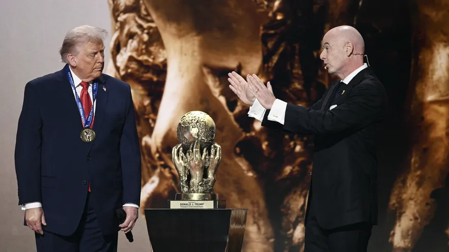 Donald Trump recibe el  Premio de la Paz de la FIFA entregado por Infantino