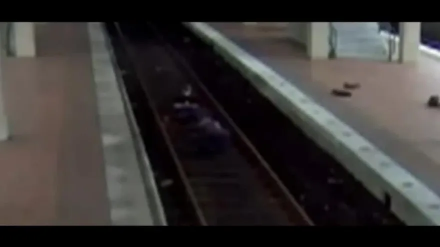 Detienen a una mujer por practicar yoga en la vía del metro