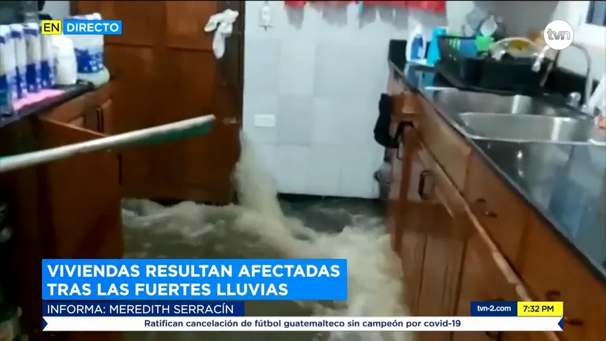 Viviendas inundadas por las fuertes lluvias en el sector de Paraíso, próximo al Puente Centenario