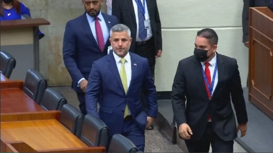 Ministro Sabonge comparece ante el pleno de la Asamblea