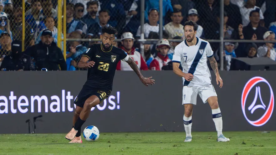 Aníbal Godoy (i) es seguido por Aaron Herrera (d) en el partido entre Panamá y Guatemala