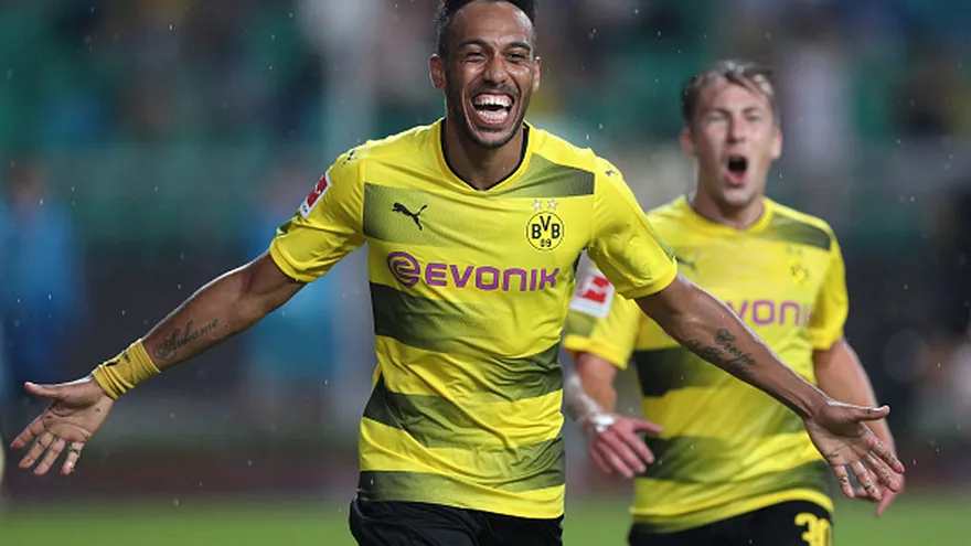 Pierre-Emerick Aubameyang celebra uno de los goles que le anotó al Milan en China