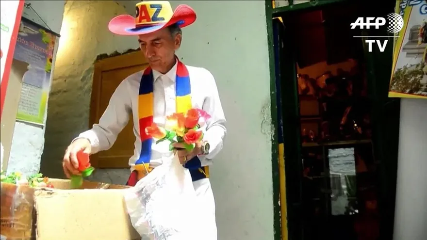 Paz Colombia, el hombre que combate la guerra desde su nombre