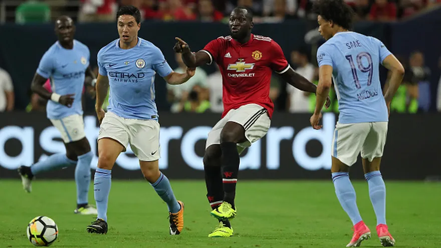 Acción del partido entre el Manchester United y el Manchester City