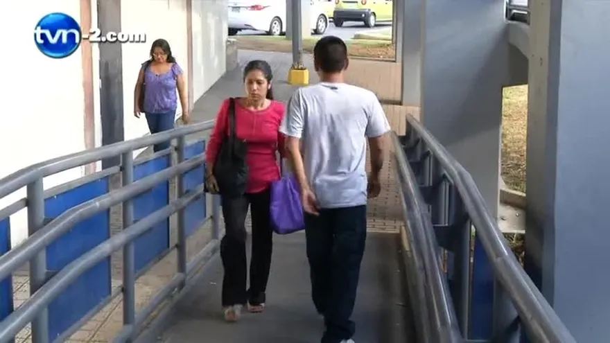 Preservativos y excretas en paso peatonal