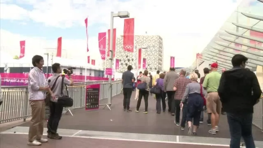 La rusa Larisa Latynina felicita a Michael Phelps