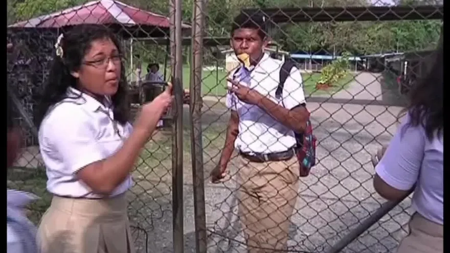 Estudiantes cierran vía por incumplimiento del Ministerio de Educación