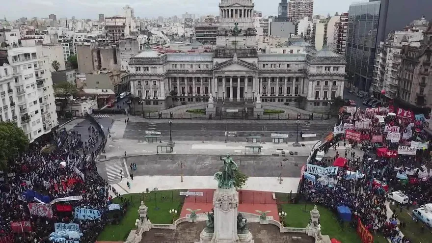 Disturbios por debate de presupuesto de austeridad en Argentina