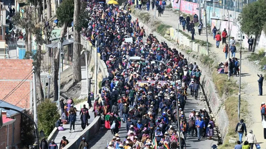 Manifestantes participan en una marcha que exige la renuncia del presidente Rodrigo Paz, desde El Alto hasta La Paz, el 22 de mayo de 2026. El presidente de centroderecha de Bolivia, Rodrigo Paz, anunció el 20 de mayo que realizará cambios en su gabinete para incluir sectores sociales, en un intento por sofocar las protestas que exigen su renuncia tan solo seis meses después de asumir el cargo.