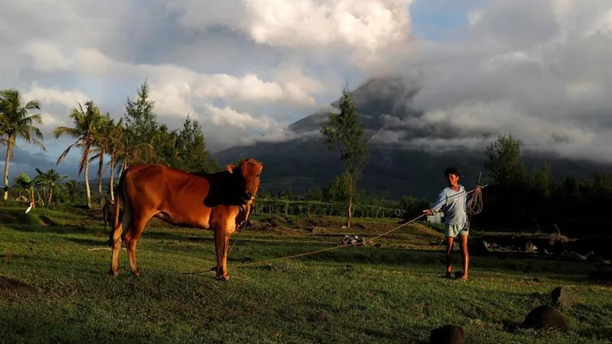 Las erupciones del volcán filipino Mayon dejan más de 77.000 evacuados