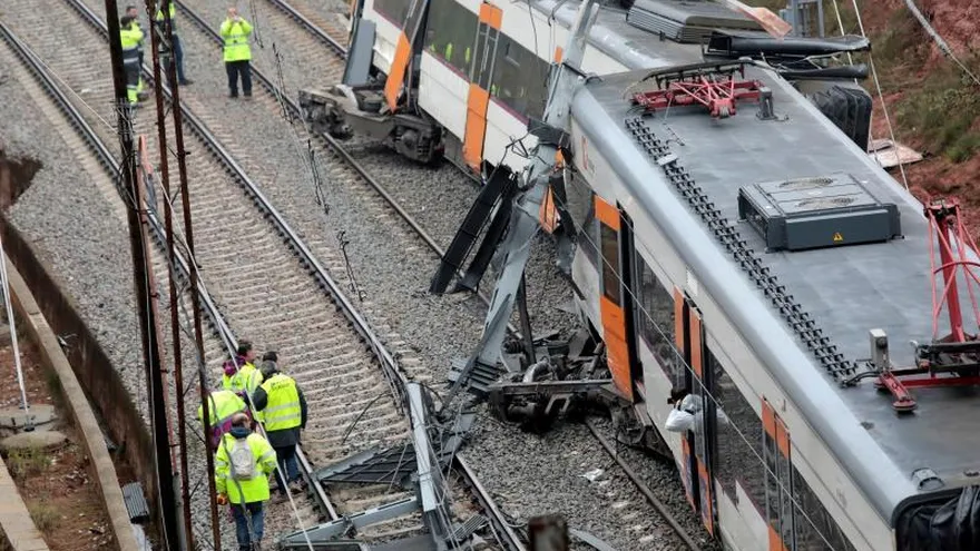 Vista del descarrilamiento de un tren de cercanías esta mañana en Vacarisses (Barcelona), en la línea R4 Manresa-Sant-Vicenç de Calders. En el accidente una persona ha muerto y cinco están heridas leves. Como consecuencia del accidente la circulación de trenes está suspendida entre Manresa y Terrasa, y el resto de las líneas están afectadas con retrasos de treinta minutos.