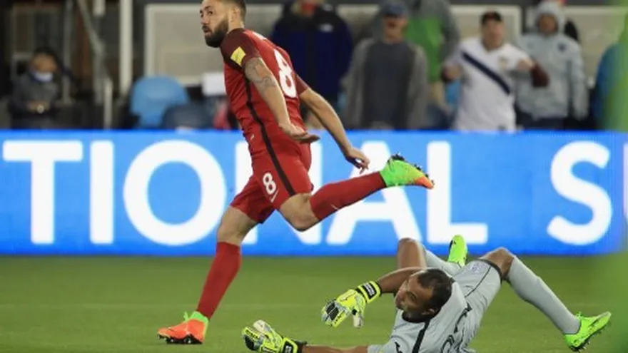 Donovan entrega el bastón a Dempsey, con Pulisic en el relevo en EEUU.