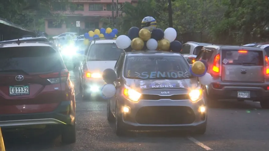 Caravanas de graduandos marcaron el inicio del año escolar 2026