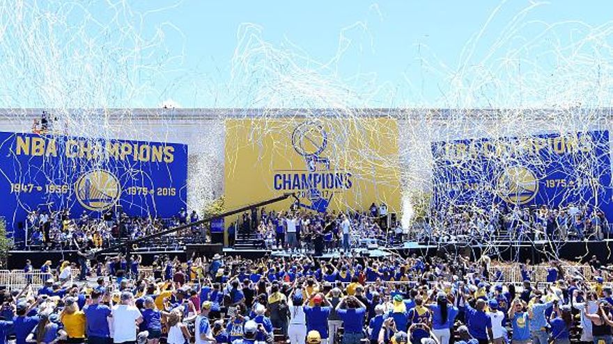 Miles de fanáticos saludaron y rindieron honores a los Warriors, campeones de la NBA 2017