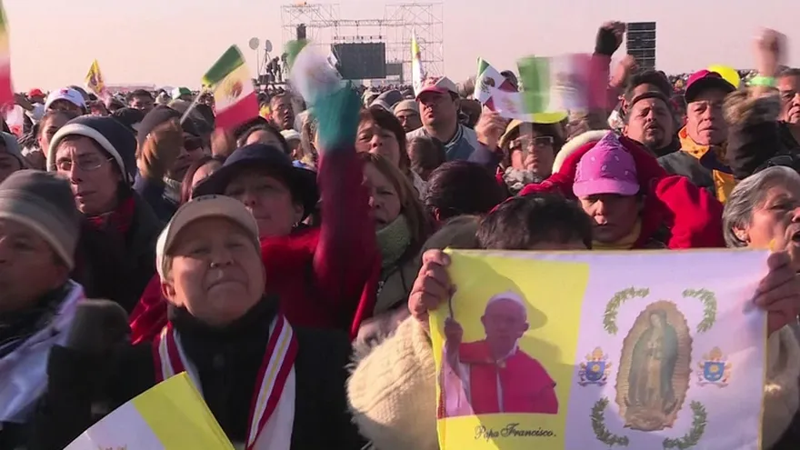 Miles de creyentes esperan por el papa en Ecatepec