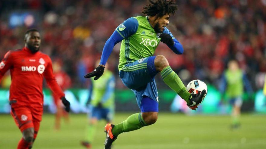 Román Torres ha sido campeón en los equipos donde ha juega.