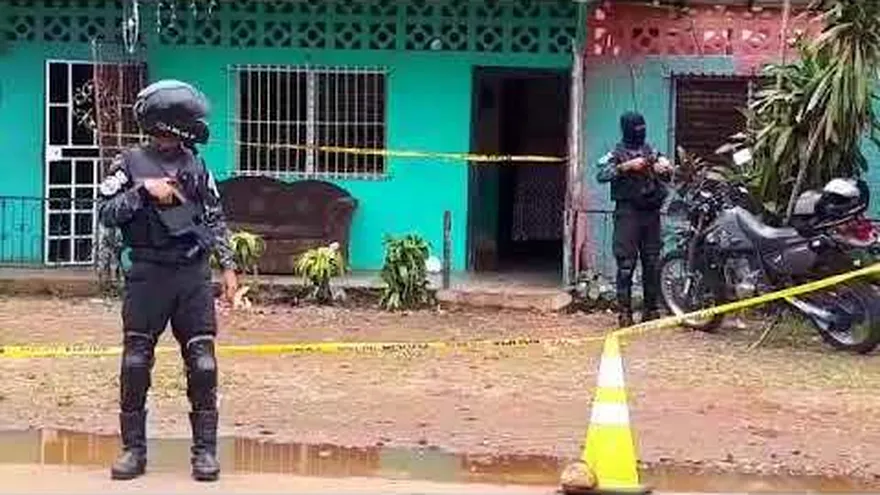 Sicarios asesinan a mujer en su casa y frente a su familia