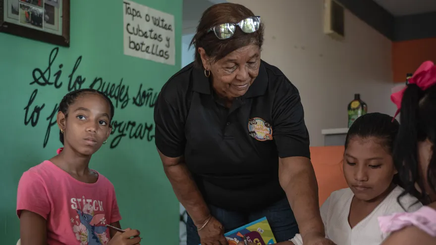 Un plato de amor que transforma vidas: La herencia luminosa de Silvia Gálvez y la Fundación Daniel Chávez