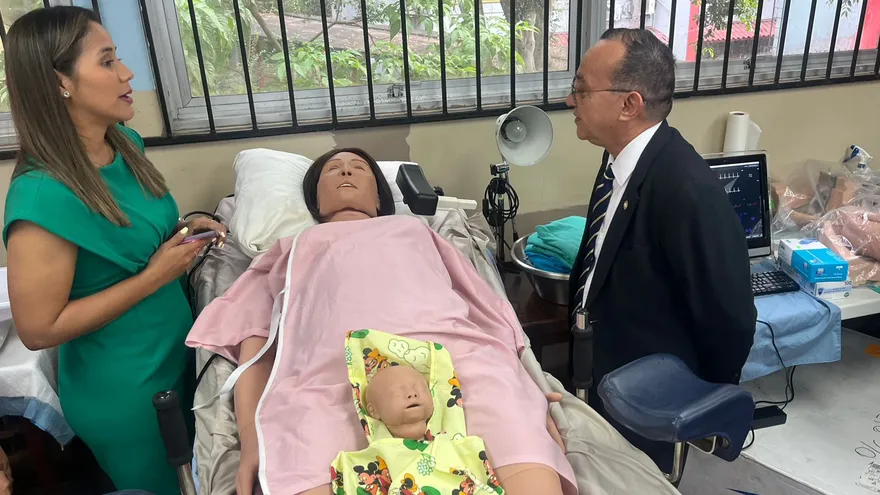 Simulador de parto en la Facultad de Enfermería de la Universidad de Panamá.