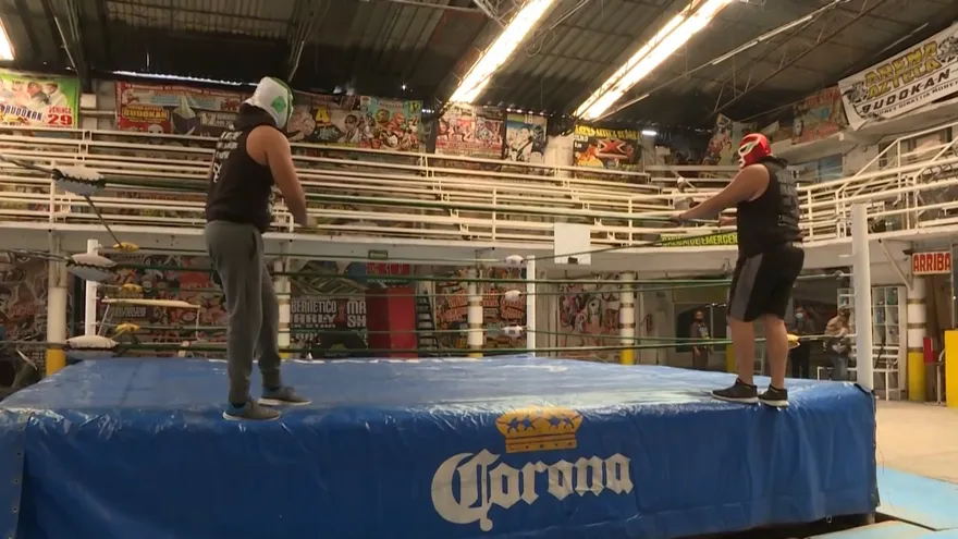 "Extraño que me peguen": la pelea de luchadores mexicanos contra el coronavirus