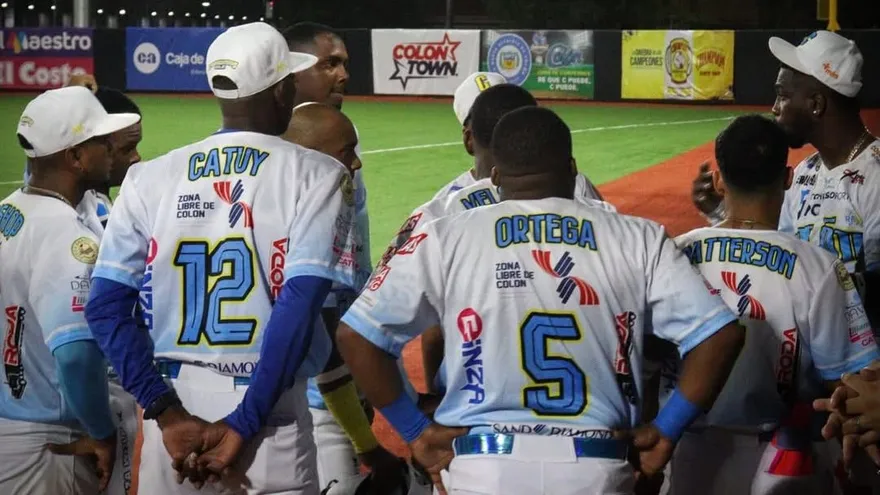 Jugadores del equipo mayor de Colón reunidos