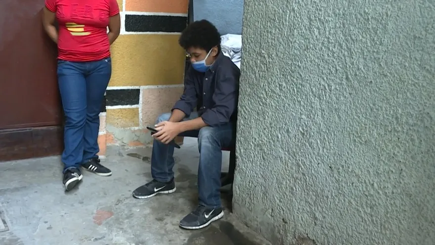 Cazar internet en la calle: educación a distancia en Venezuela