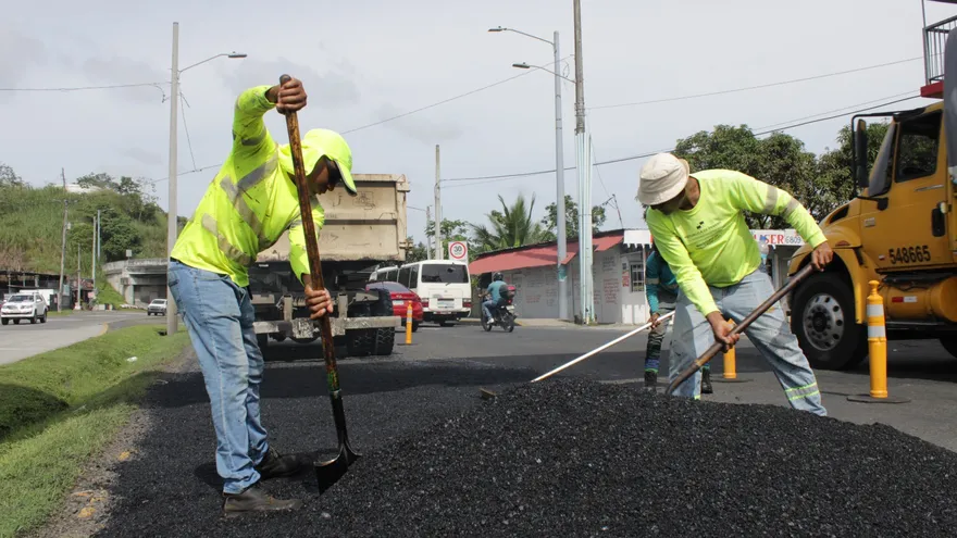 Vía Boyd-Roosevelt, frente al Colegio Monseñor Francisco Beckmann, recibe mantenimiento con 8 toneladas de asfalto