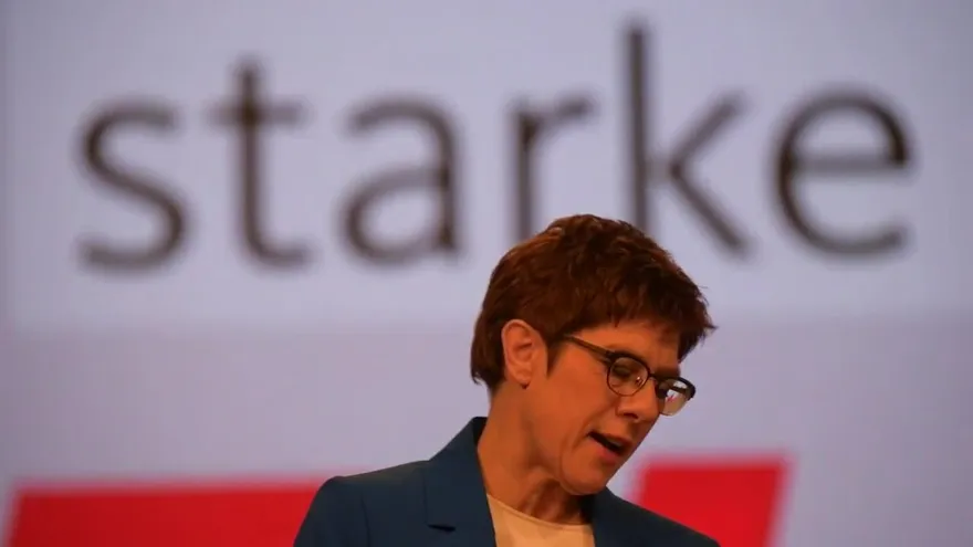 La sucesora de Merkel no concurrirá a la Cancillería