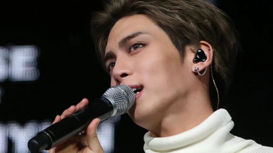 El cantante Kim Jong-hyun, conocido como Jonghyun, del grupo de K-pop masculino SHINee, durante un concierto