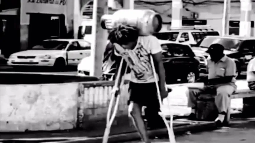 Hombre en muletas cargando un tanque de gas, se hizo viral en redes sociales