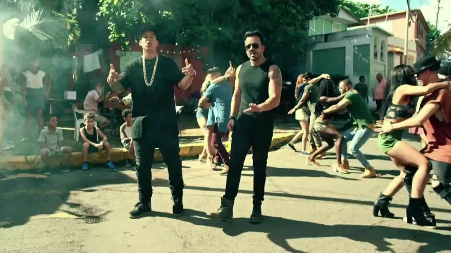 Turistas llegan a La Perla de Puerto Rico a ritmo de 'Despacito'