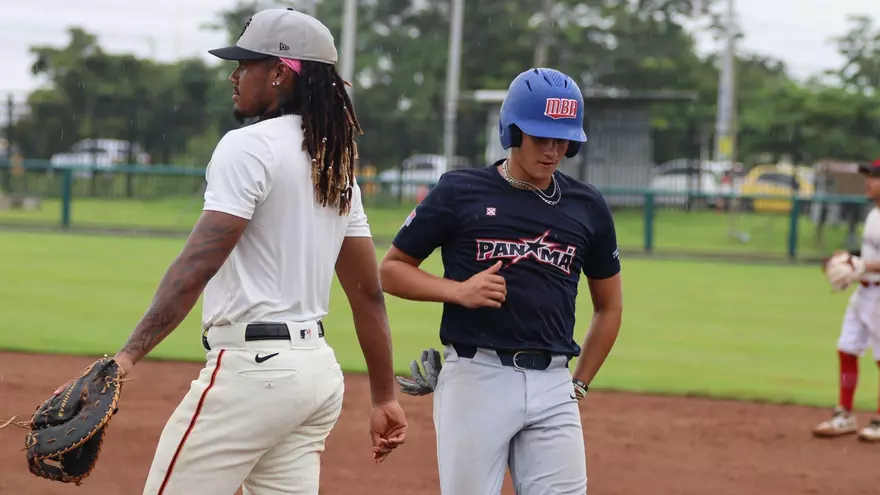 Jugadores de los equipos U18 y U23 de Panamá durante un partido preparatorio