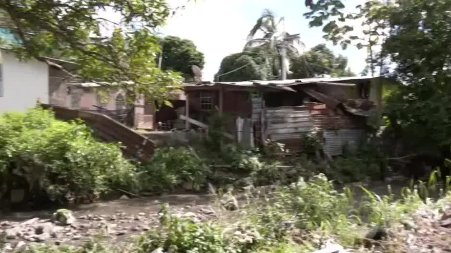 Casas en Samaria están en riesgo de caer a una quebrada