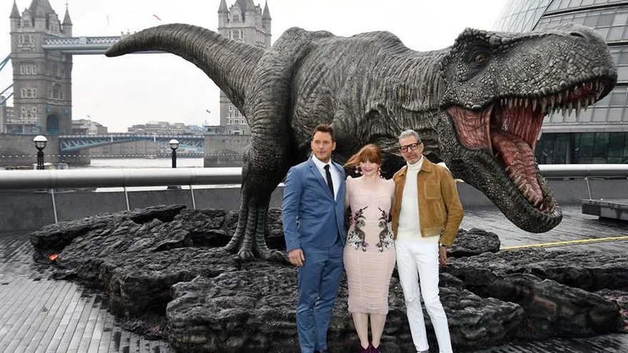 (i-d) Los actores estadounidenses Chris Pratt, Bryce Dallas Howard y Jeff Goldblum.