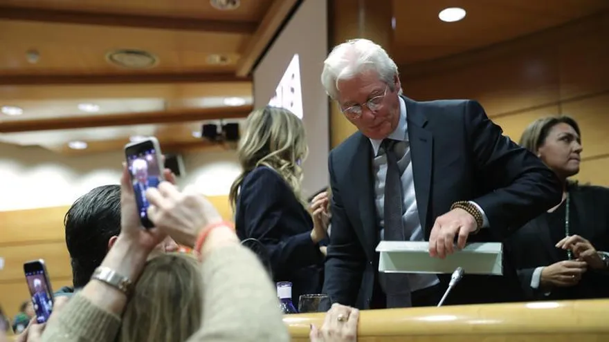 El actor estadounidense Richard Gere tras un acto a favor de los sin techo organizado por la Fundación Rais, esta tarde en el Senado.