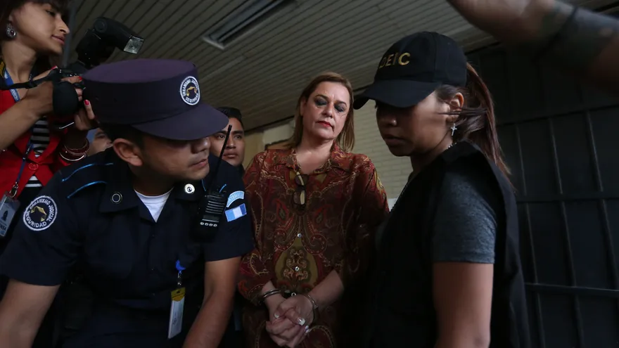 La exsubsecretaria de protección y acogimiento a la niñez y adolescencia de la Secretaría de Bienestar Social (SBS) de la Presidencia, Anahí Keller, deberá enfrentar juicio por su supuesta participación en el caso Hogar Seguro, en el que murieron quemadas 41 adolescentes el pasado mes de marzo.