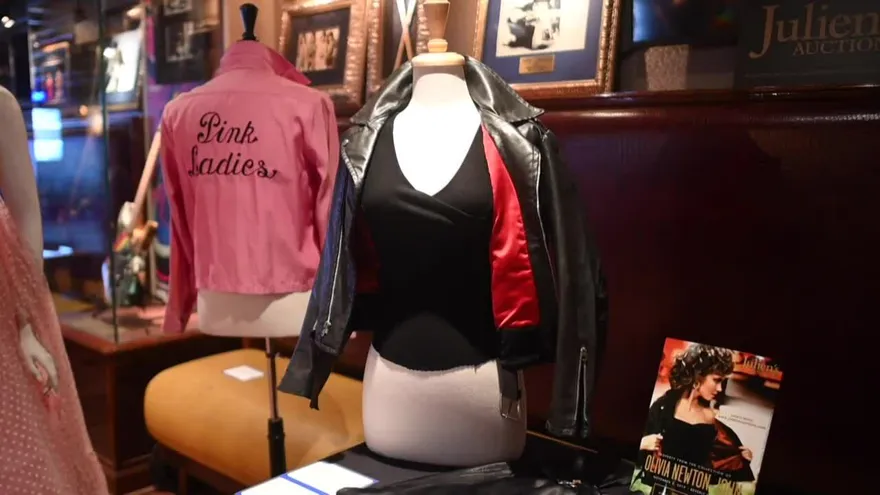 Subastan en 400.000 dólares la chaqueta y los pantalones de "Grease"