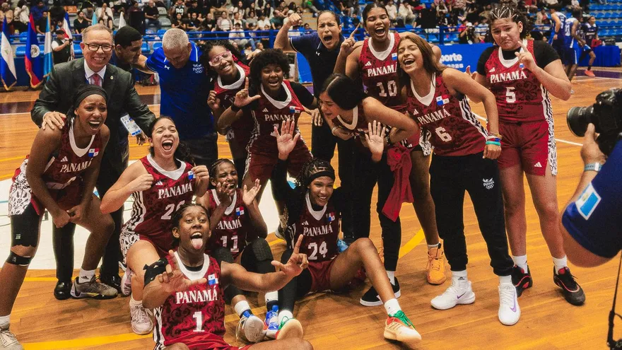 Jugadoras de la Selección Femenina de Baloncesto Panamá celebran tras conquistar la medalla de oro en los Juegos Centroamericanos Guatemala 2025