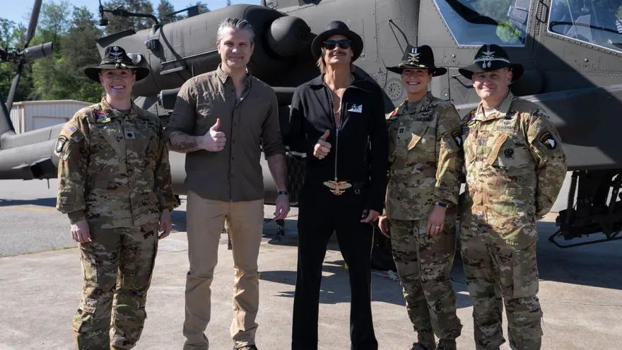 Kid Rock junto al secretario de Defensa de EEUU, Pete Hegseth