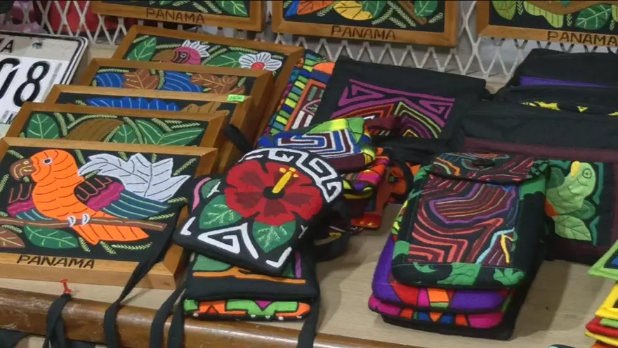 Artesanías de mola de la etnia Guna de Panamá