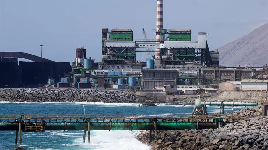 Fotografía de una de las centrales termoeléctricas a carbón a más de 1.500 kilómetros al norte de Santiago, una de las siete que se encuentran integradas dentro de la ciudad, en Tocopilla.