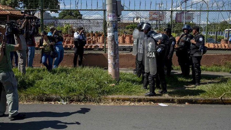 La radio, ubicada en la ciudad de León, en el noroeste de Nicaragua, permanecerá cerrada al menos hasta el 3 de diciembre "por seguridad de nuestro personal, mientras replanteamos nuestro plan de trabajo en este medio de comunicación independiente, comprometido con la verdad", explicó.