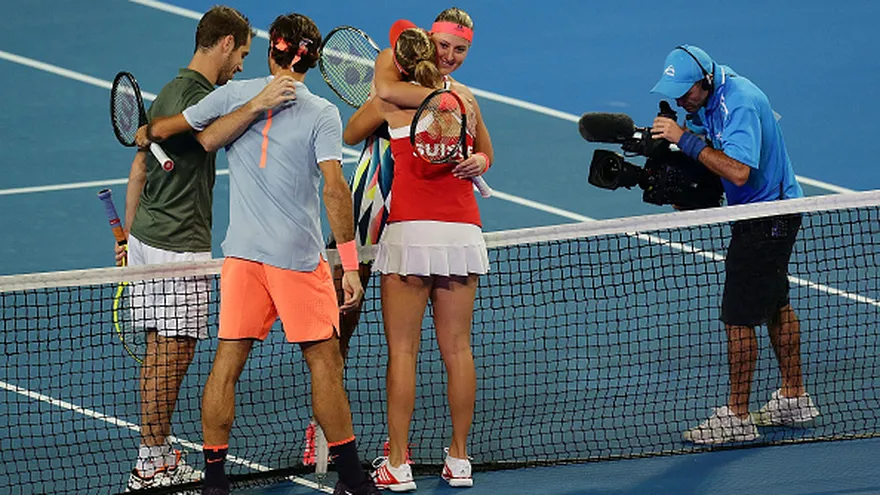 Roger Federer y Belinda Bencic (de espalda) felicitan a Richard Gasquet y Kristina Mladenovic  (de frente)
