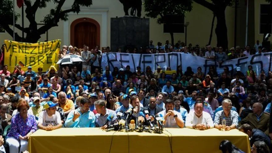 Los alcaldes reunidos en medio de la muchedumbre