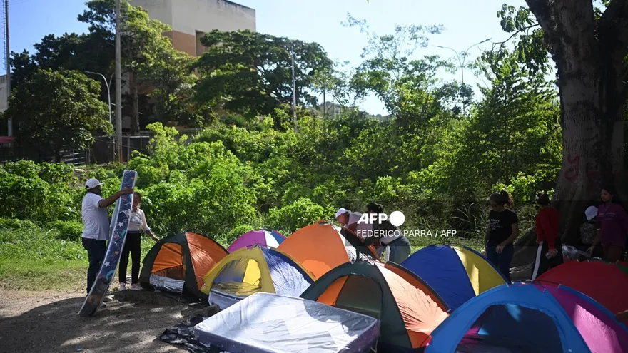 Decenas de familias se trasladaron hasta la cárcel del Rodeo I en Venezuela, a la espera de más excarcelaciones