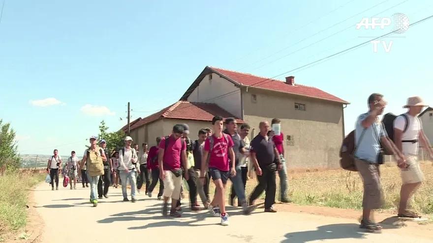 Miles de migrantes cruzan Serbia