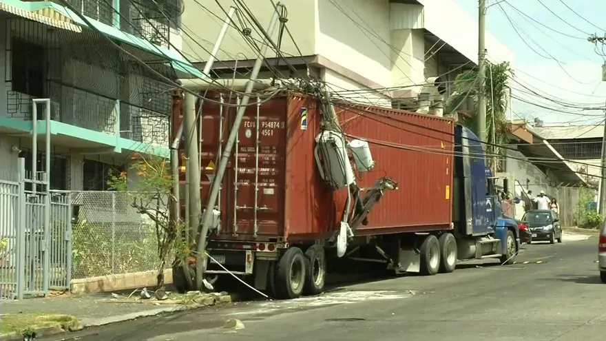 Camión derriba poste de luz en El Dorado