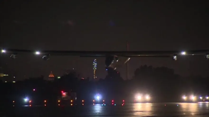 Solar Impulse 2 despega de NYC e inicia vuelo transatlántico