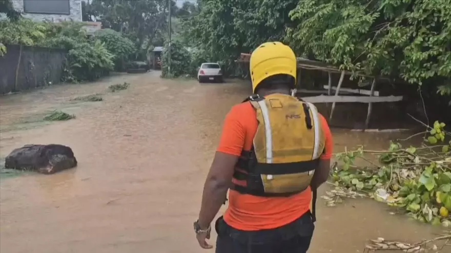 Personal del Sinaproc inspecciona una zona inundada